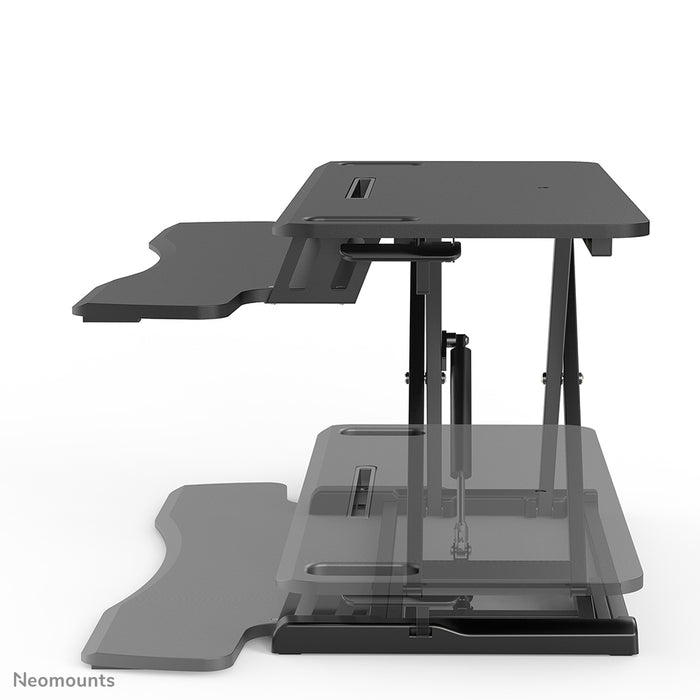 Postazione di lavoro sit-stand Neomounts, modello NS-WS300 nero, trasforma una postazione standard in una postazione di lavoro sana sit-stand.