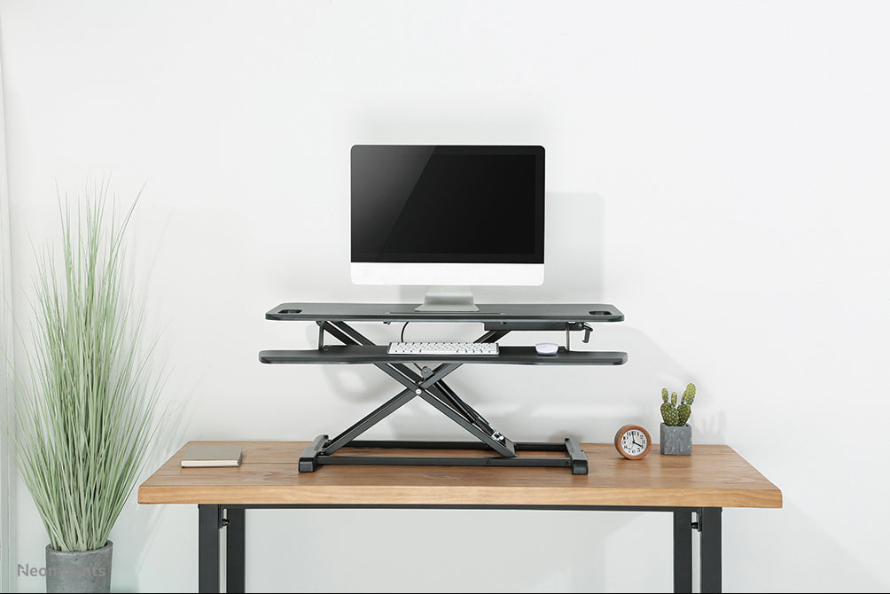 Postazione di lavoro sit-stand Neomounts, modello NS-WS300 nero, trasforma una postazione standard in una postazione di lavoro sana sit-stand.