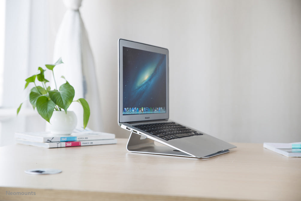 Neomounts NSLS025 è un supporto da scrivania universale per notebook o tablet.