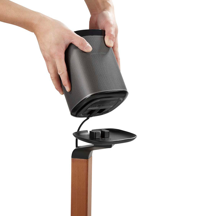 Supporto per altoparlanti design scandinavo per Sonos One, One SL & PLAY:1 – Base in legno/metallo con gestione cavi e smorzamento vibrazioni.